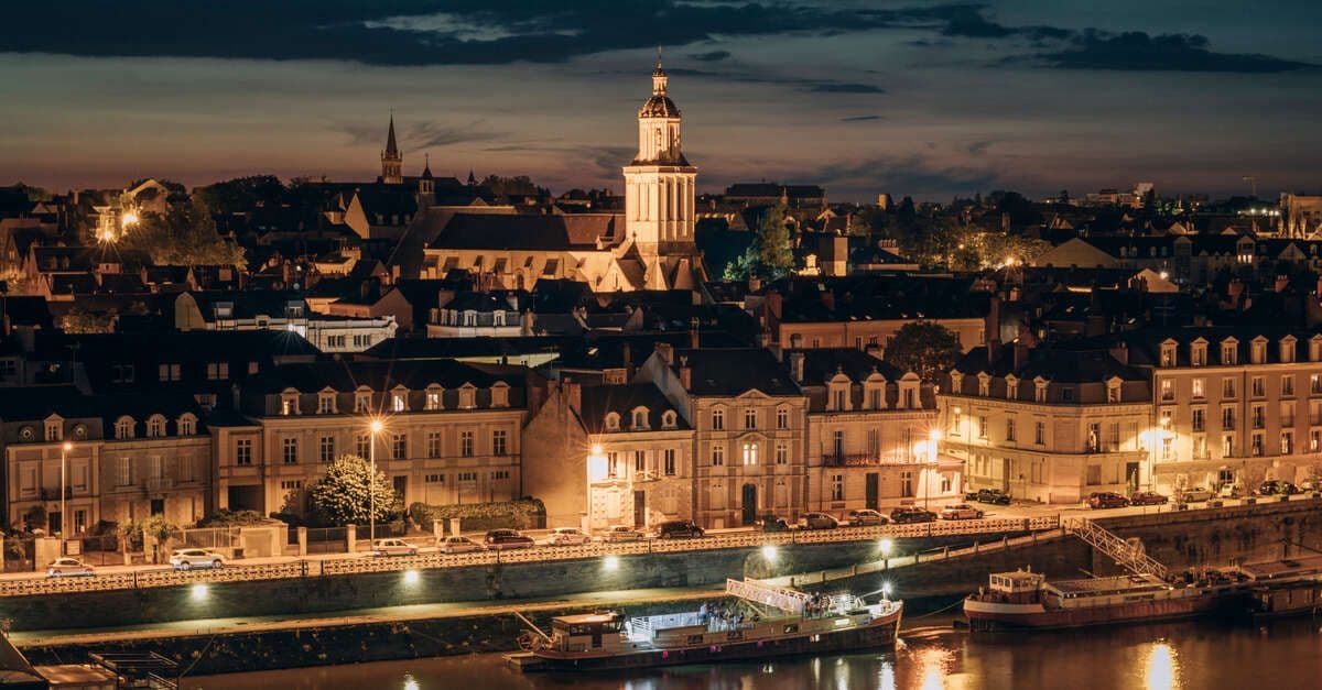 Les toits d'Angers et les quais de la Maine éclairés à la nuit tombée